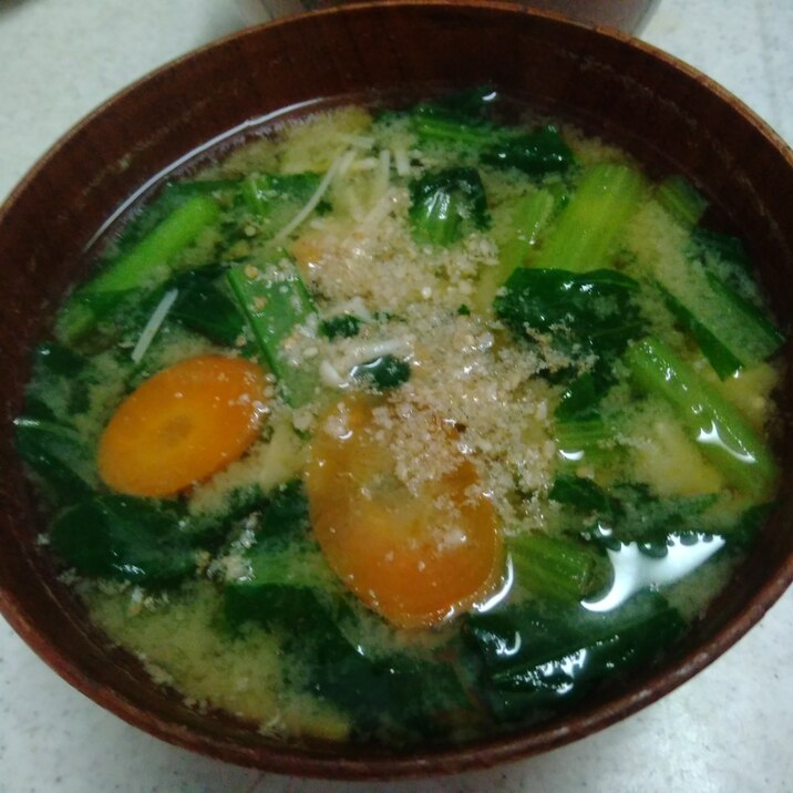 小松菜と人参、エノキのカラフル味噌汁